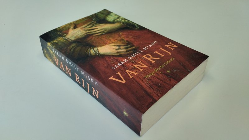 Tweedehands boek: Van Rijn van auteur Sarah Emily Miano - Paperback, Nederlandstalig boek, lichte gebruikssporen zoals leesvouw in rug en vlekje op schutblad, pagina’s licht verkleurd, verder netjes en onbeschreven