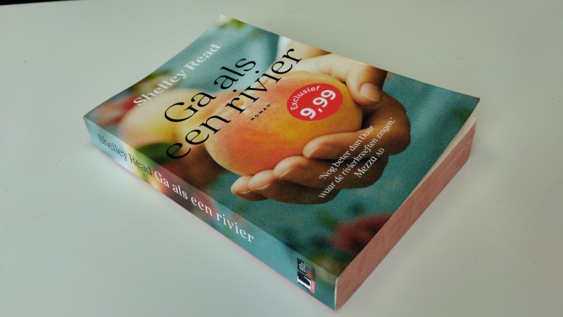 Tweedehands boek: Ga als een rivier van auteur Shelley Read - Paperback, Nederlandstalig boek, gebruikssporen aan de kaft en licht gekromde rug, pagina’s licht verkleurd, verder netjes en onbeschreven