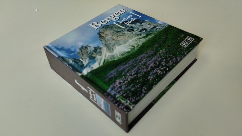 Tweedehands boek: Bergen (kubusboek) van auteur Michael Viard - Hardcover (kubusboek), Nederlandstalig boek, lichte gebruikssporen, netjes en onbeschreven