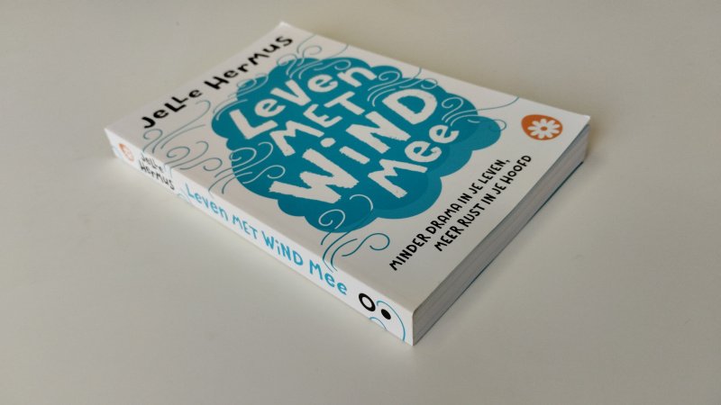 Tweedehands boek: Leven met wind mee van auteur Jelle Hermus - Paperback, Nederlandstalig boek, lichte gebruikssporen, netjes en onbeschreven