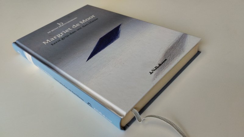 Tweedehands boek: Eerst grijs dan wit dan blauw van auteur Margriet de Moor - Hardcover met leeslint, Nederlandstalig boek, nette staat met lichte gebruikssporen