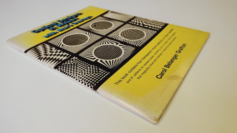 Tweedehands boek: Optical Designs in Motion van auteur Carol Belanger Grafton - Engelstalige paperback. Kaft verkleurd en duidelijke gebruikerssporen. Rug verkleurd. Binnenwerk netjes en onbeschreven.