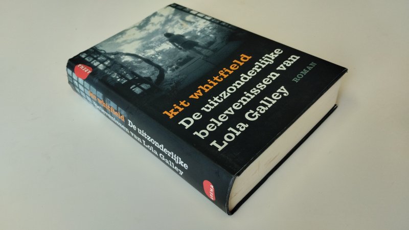 Tweedehands boek: De uitzonderlijke belevenissen van Lola Galley van auteur Kit Whitfield, Jeannet Dekker - Hardcover met stofomslag, Nederlandstalig boek, lichte gebruikssporen, alleen vlek op schutblad, voor de rest netjes en onbeschreven