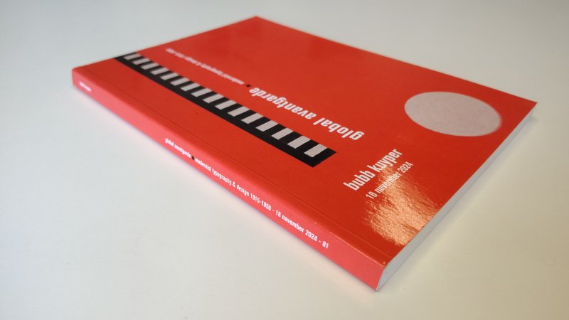 Tweedehands boek: Global Avantgarde: Modernist Typography and Book Design 1915-1950 - Bubb Kuyper Catalogus (18 nov 2024) van auteur bubb kuyper - Engelstalige paperback met minimale gebruikerssporen puntjes kaft. Binnenwerk netjes en schoon.