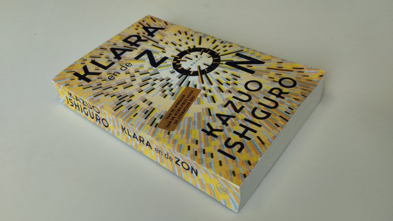 Tweedehands boek: Klara en de zon van auteur Kazuo Ishiguro - Paperback met flappen, Nederlandstalig boek, lichte gebruikssporen, gekromde rug, snede is netjes en onbeschreven