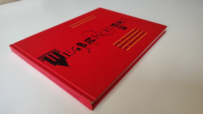 Tweedehands boek: Wegbereiders van de moderne boektypografie in Nederland van auteur Dick Dooijes - Hardcover zonder gebruikerssporen. Witte bladzijdes licht verkleurd, verder onbeschreven en netjes.