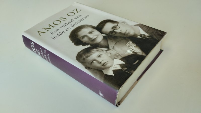 Tweedehands boek: Een verhaal van liefde en duisternis van auteur Amos Oz - Paperback met flappen, goede staat, lichte gebruikssporen, netjes en compleet
