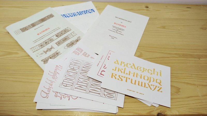 Tweedehands boek: Complete Set 'Randjes' – Hans de Heus van auteur Hans de Heus - 3 paperbacks geniet en 50 kaarten in zeer goede staat. Onbeschreven en netjes.