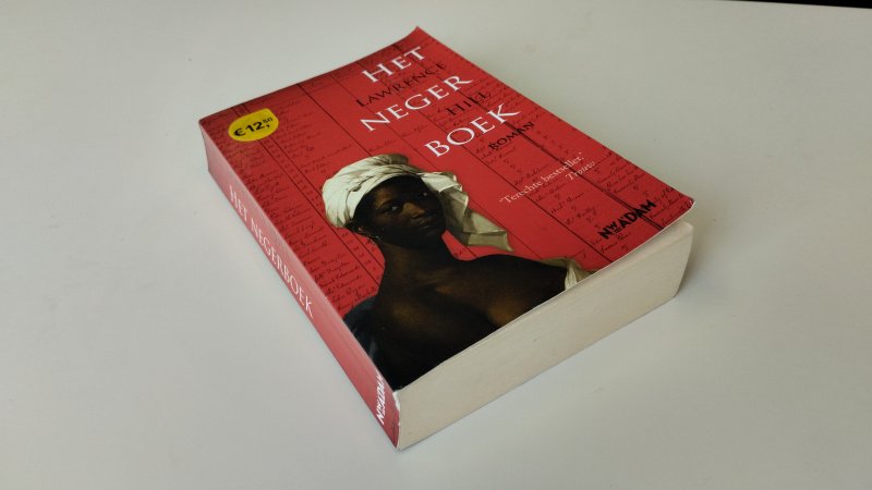 Tweedehands boek: Het negerboek van auteur Lawrence Hill - Paperback, goede staat, gekromde rug, lichte gebruikssporen aan de kaft, compleet en leesbaar