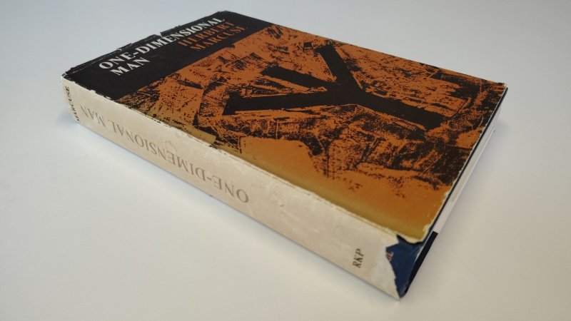 Tweedehands boek: One-Dimensional Man van auteur Herbert Marcuse - Engelstalige hardcover met versleten stofomslag. Kaft voor bovenste punt kleine indeuking. Schutbladen kleine stempels, verder onbeschreven, schoon en keurig netjes