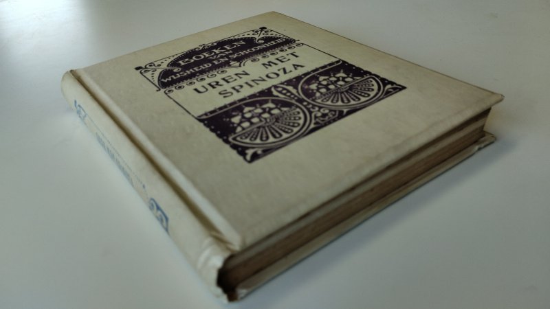 Tweedehands boek: Uren met Spinoza van auteur Dr. J.D. Bierens de Haan - Hardcover, oudere uitgave (ca. 1920–1930), verkleurd papier en duidelijke foxing (bruine vlekken), geen stofomslag.
