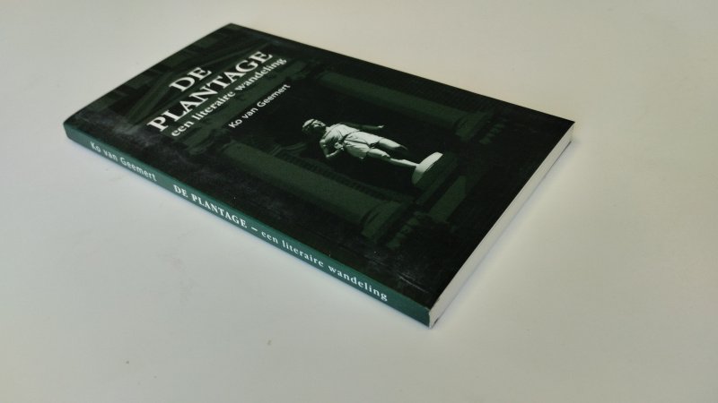 Tweedehands boek: De Plantage – een literaire wandeling van auteur Ko van Geemert - Paperback met flappen, zo goed als nieuw