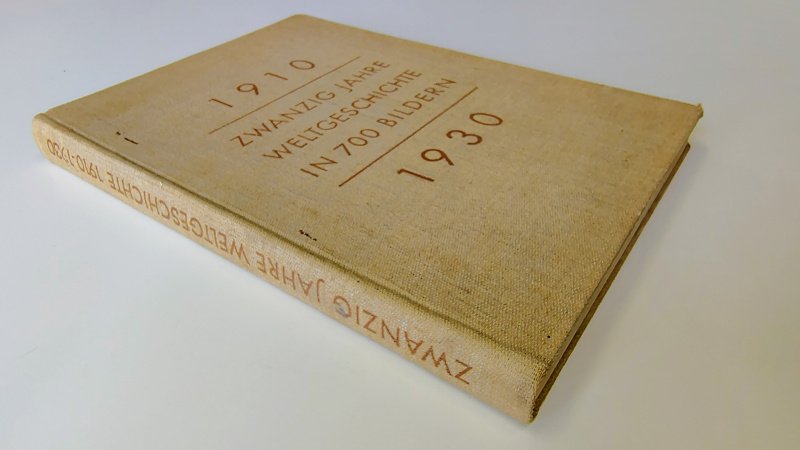 Tweedehands boek: 1910–1930: Zwanzig Jahre Weltgeschichte in 700 Bildern van auteur inleiding: Friedrich Sieburg - Duitstalige linnen hardcover ingenaaid. Kaft wat verkleurd en hier en daar een vlekje. Achterin begint de band aan de binnenzijde los te raken. Hier en daar wat roestvlekken, naampje voorin.