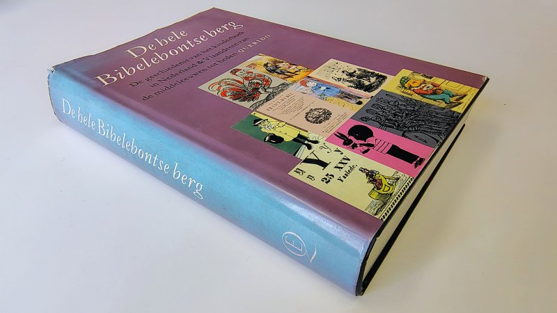 Tweedehands boek: De Hele Bibelebontse berg van auteur Harry Bekkering, Nettie Heimeriks, Willem van Toorn - Hardcover met stofomslag. Omslag voornamelijk rug verkleurd, slijtage aan de randen. Kaft is als nieuw. Witte bladzijdes licht verkleurd, verder onbeschreven en netjes.