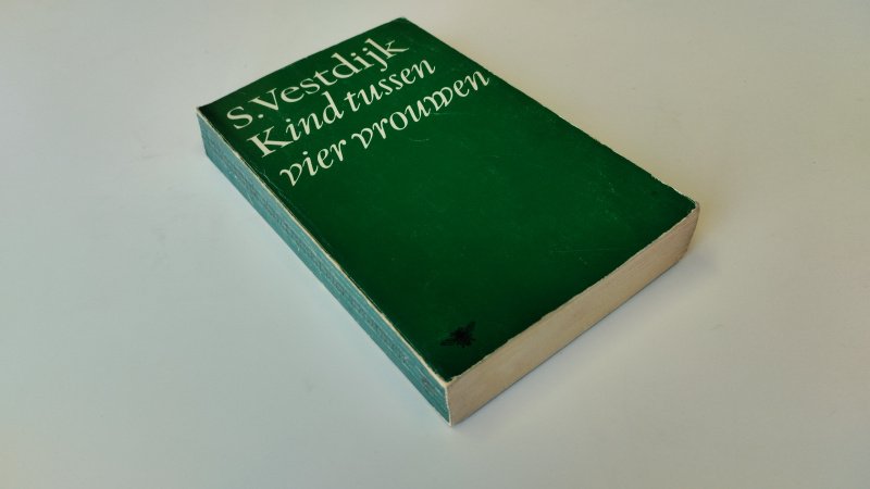 Tweedehands boek: Kind tussen vier vrouwen van auteur Simon Vestdijk - Nederlandstalige paperback, kaft lichte slijtage, achterkant vouw in kaft en verkleuring, pagina’s licht verkleurd maar netjes en onbeschreven. Hele lichte waterschade. Boek is nog prima te lezen.