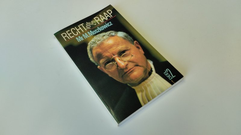 Tweedehands boek: Recht voor zʼn raap van auteur Max Moszkowicz - Nederlandstalige paperback, kaft in goede staat met lichte gebruikssporen, pagina’s netjes en onbeschreven. Zowel kaft als pagina's zijn verkleurd. In goede staat.