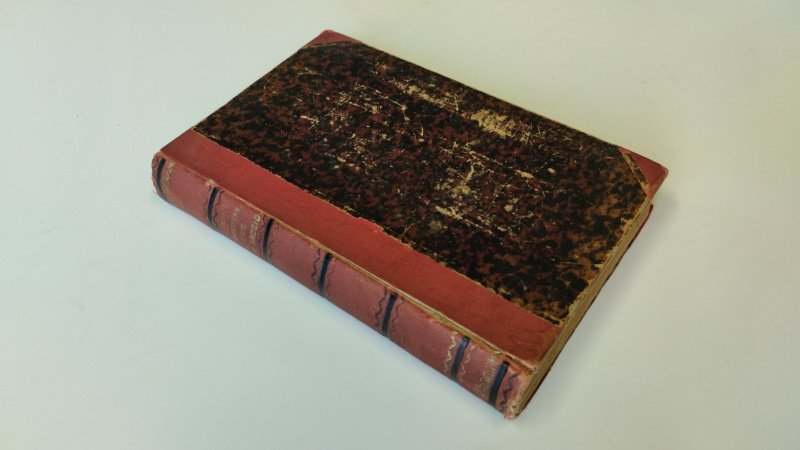 Tweedehands boek: Minnebrieven / De Bruid Daarboven / Over Vryen Arbeid in Nederlandsch Indië van auteur Multatuli - Nederlandstalige hardcover, geen stofomslag, kaft duidelijk versleten met slijtage aan hoeken en rug, pagina’s sterk verkleurd met vlekken (foxing), naam en aantekeningen aanwezig.