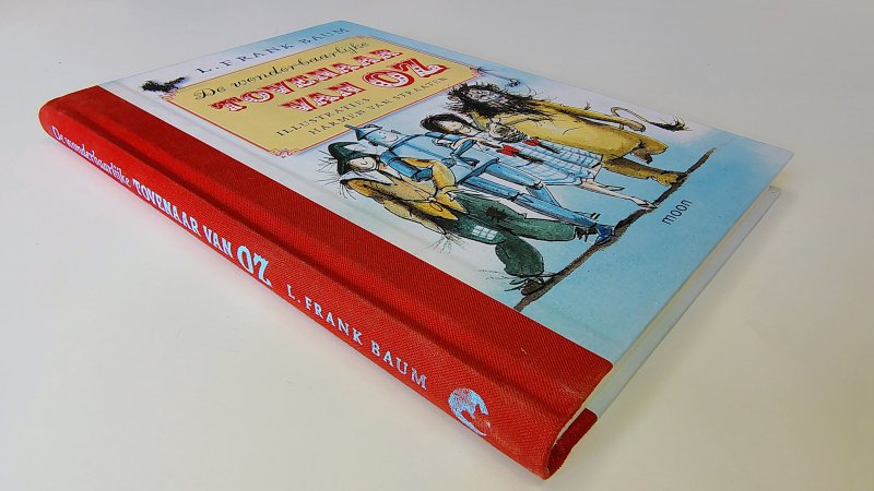 Tweedehands boek: De wonderbaarlijke tovenaar van Oz van auteur Lyman Frank Baum - Hardcover met linnen rug, als nieuw! Binnenin onbeschreven en ook als nieuw!