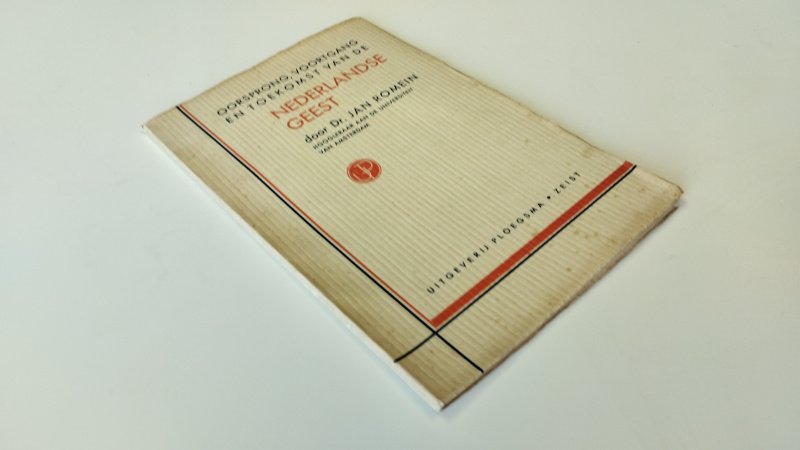 Tweedehands boek: Oorsprong, voortgang en toekomst van de Nederlandsche geest van auteur Dr. Jan Romein - Nederlandstalige paperback, kaft zonder flappen, ingenaaid, duidelijke verkleuring en slijtage aan randen, pagina’s verkleurd maar leesbaar en compleet, naam voorin.