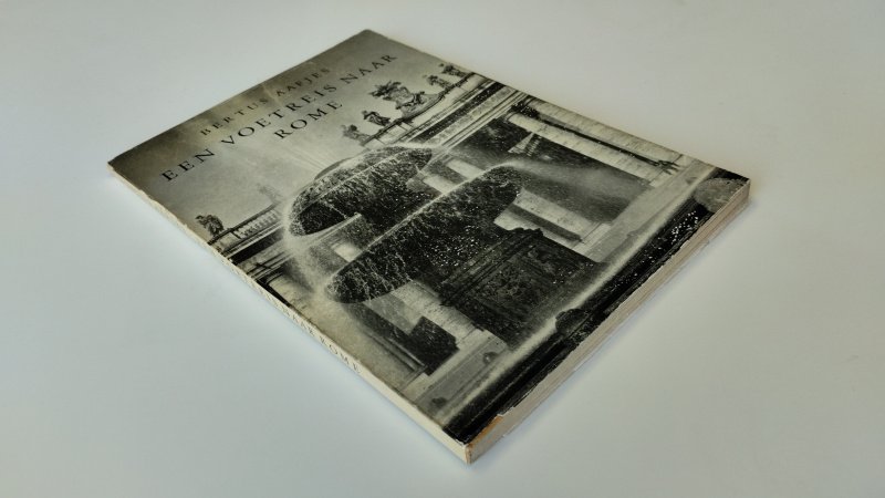 Tweedehands boek: Een voetreis naar Rome van auteur Bertus Aafjes - Nederlandstalige paperback, kaft zonder flappen, lichte slijtage aan randen, pagina’s licht verkleurd maar netjes en leesbaar