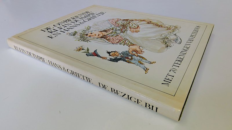 Tweedehands boek: De onbekende lotgevallen van Klein Duimpje en Hans & Grietje van auteur samengesteld door Eelke de Jong en Hans Sleutelaar - Hardcover met stofomslag. Omslag verkleurd. Linnen groene kaft, als nieuw. Binnenwerk onbeschreven en netjes.