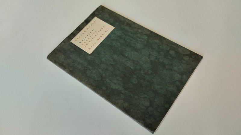 Tweedehands boek: Waterloo – Napoleon 18. června 1815 van auteur Stefan Zweig - Tsjechisch-talige paperback, ingenaaid exemplaar (genaaide binding zichtbaar), genummerd exemplaar (nr. 184), kaft licht verkleurd en gebruikssporen, pagina’s in nette staat met lichte ouderdomsvlekken