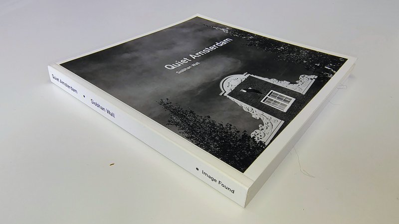Tweedehands boek: Quiet Amsterdam van auteur Siobhan Wall - English paperback, straight spine, no creases. White pages slightly discolored. No writing inside.