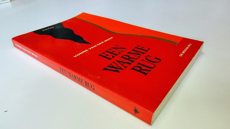Tweedehands boek: Een warme rug van auteur Vonne van der Meer - Paperback met rechte rug zonder leesvouwen. Minimale gebruikerssporen puntjes kaft. Binnenwerk onbeschreven en netjes.