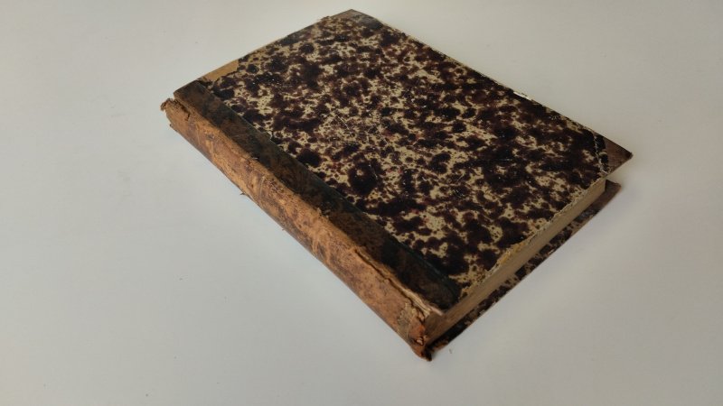 Tweedehands boek: De opkomst van de Nederlandsche Republiek van auteur John Lothrop Motley - Nederlandstalige hardcover met gemarmerde band en lederen rug. Band beschadigd met slijtage en loslatend materiaal; pagina’s verkleurd en met vlekjes. Zit iets los in kaft. Compleet en goed leesbaar.