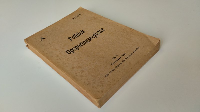 Tweedehands boek: Politiek Opsporingsregister A van auteur H.D. Bruggeman Chef de Bureau P.O.D. - Nederlandstalige paperback; kaft verkleurd met duidelijke ouderdomsvlekjes (foxing); pagina’s eveneens verkleurd met foxing; rug licht beschadigd maar boekblok intact.