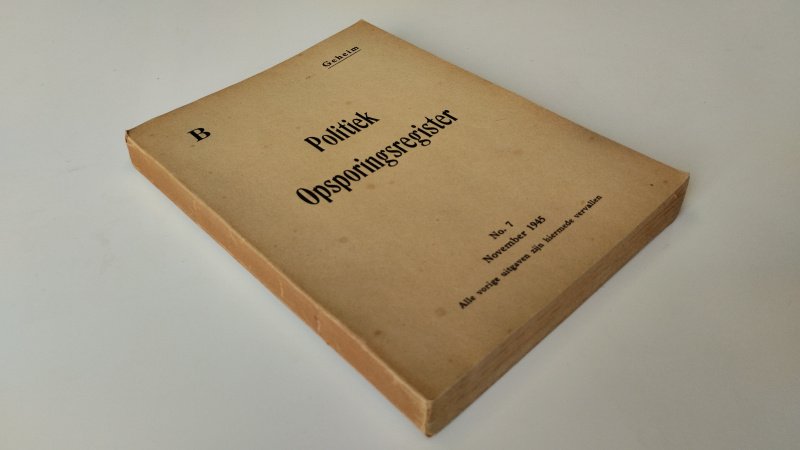 Tweedehands boek: Politiek Opsporingsregister B van auteur H.D. Bruggeman Chef de Bureau P.O.D. - Nederlandstalige paperback; kaft verkleurd met duidelijke ouderdomsvlekjes (foxing); pagina’s eveneens verkleurd met foxing; lichte slijtage aan randen, boekblok intact.