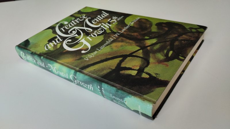 Tweedehands boek: Creative and Mental Growth 5th edition van auteur Viktor Lowenfeld & W. Lambert Brittain - Engelstalige hardcover zonder stofomslag; kaft met lichte gebruikssporen; pagina’s in goede staat maar op enkele plaatsen licht met potlood onderstreept.Typex op schutblad