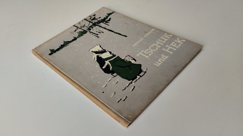 Tweedehands boek: Tschuk und Hek van auteur Arkadi Gaidar - Duitstalige hardcover zonder stofomslag. Kaft lichte slijtage en verkleuring, pagina’s netjes en schoon. Stevige binding.