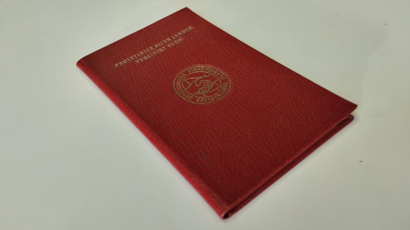 Tweedehands boek: “SED lidmaatschapsboekje DDR – Sozialistische Einheitspartei – communistisch Duitsland” van auteur DDR - Duitstalig softcover lidmaatschapsboekje; kaft licht gebruikssporen, pagina’s netjes.Onbeschreven en zonder stempels