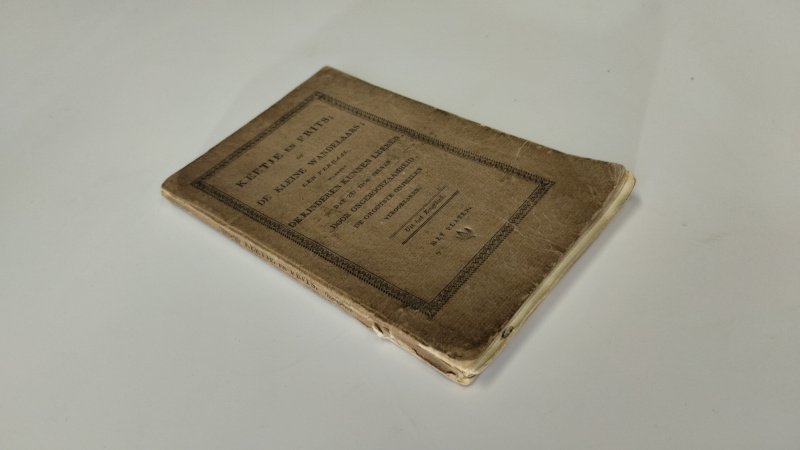 Tweedehands boek: Keetje en Frits; of De kleine wandelaars – een verhaal voor kinderen van auteur Anonieme uitgave - Nederlandstalig softcover; kaft sterk verkleurd en gesleten, rug beschadigd, pagina’s verkleurd met ouderdomsvlekjes (foxing) maar compleet. Pagina's licht golvend, maar met mooie gekleurde illustraties. Voor meer informatie (bijv. foto's stuur een e-mail naar info@mijntweedehandsboek.nl)