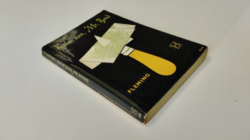 Tweedehands boek: Kalmaan, Mr. Bond van auteur Ian Fleming - Nederlandstalige paperback; kaft duidelijk sleets met kreukjes en gebruikssporen, Naam voorin, rug licht beschadigd, pagina’s vergeeld maar compleet en leesbaar.