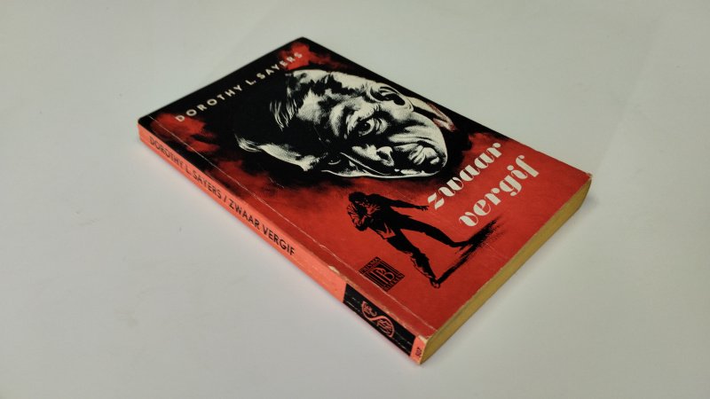 Tweedehands boek: Zwaar vergif van auteur Dorothy L. Sayers - Nederlandstalige paperback; kaft sleets met kreukjes en randbeschadigingen, rug gebruikt, pagina’s vergeeld maar compleet en goed leesbaar.