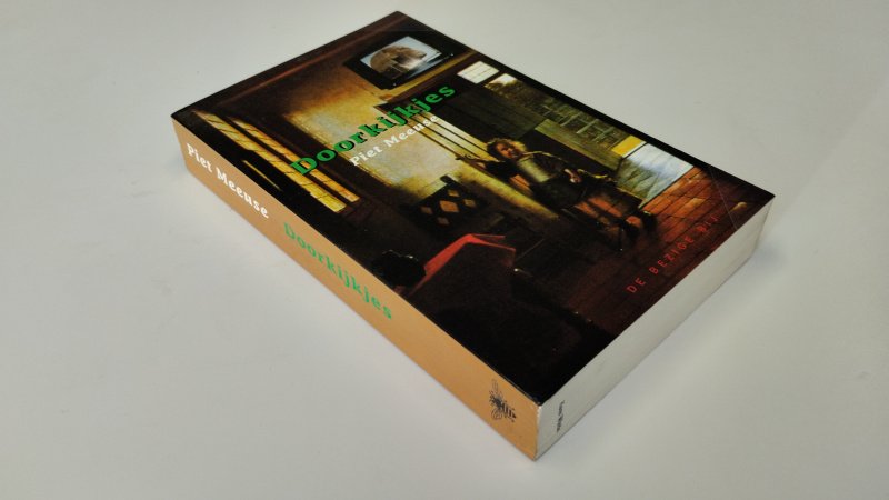 Tweedehands boek: Doorkijkjes van auteur Piet Meeuse - Nederlandstalige paperback; kaft licht sleets met kleine gebruikssporen, Naamstempel op schutblad en onderkant. Er zijn kanttekeningen met pen gemaakt.