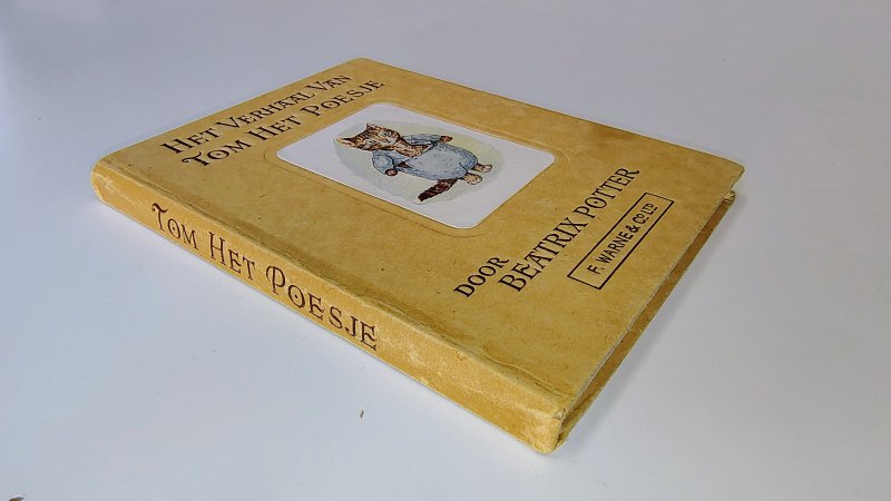 Tweedehands boek: Het verhaal van Tom het poesje van auteur Beatrix Potter - Hardcover (11 x 14,5cm) met minimale slijtage onder en bovenkant rug. Witte bladzijdes lichte verkleuring, verder onbeschreven en netjes.