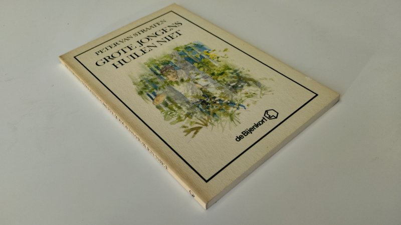 Tweedehands boek: Grote jongens huilen niet van auteur Peter van Straaten - Nederlandstalige paperback; kaft licht verkleurd en licht sleets, verder netjes, Naam voorin rest van de pagina’s schoon en goed