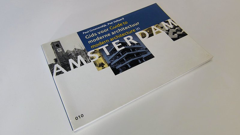 Tweedehands boek: Gids voor moderne architectuur in Amsterdam van auteur Paul Groenendijk en Piet Vollaard - Nederlands en Engelstalige paperback. Lichte gebruikerssporen puntjes kaft. Witte bladzijdes licht verkleurd, verder onbeschreven en netjes.