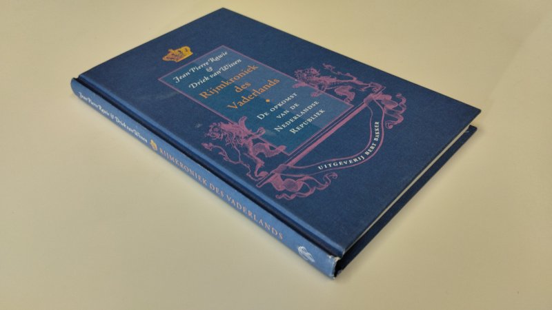 Tweedehands boek: Rijmkroniek des Vaderlands van auteur Jean Pierre Rawie, Driek van Wissen - Nederlandstalige hardcover; kaft lichte gebruikssporen, pagina’s schoon en netjes. In zeer goede staat.