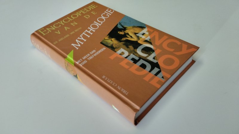 Tweedehands boek: Encyclopedie van de mythologie van auteur Adelaïde van Reeth - Nederlandstalige hardcover; kaft lichte gebruikssporen, pagina’s schoon en netjes. In zeer goede staat.
