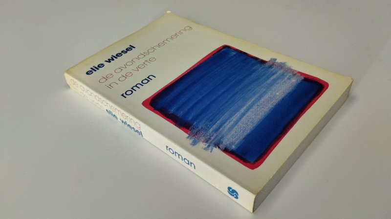 Tweedehands boek: De avondschemering in de verte van auteur Eliezer Wiesel - Nederlandstalige paperback; kaft lichte gebruikssporen/verkleuring, pagina’s schoon en netjes.