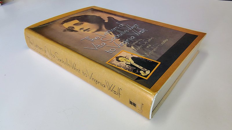 Tweedehands boek: The Letters of Vita Sackville-West to Virginia Woolf van auteur edited by Louise De Salvo and Mitchell A. Leaska - Hardcover with dust jacket. Light signs of wear on the edges of the jacket. Note on the front page, otherwise unmarked and in neat condition.