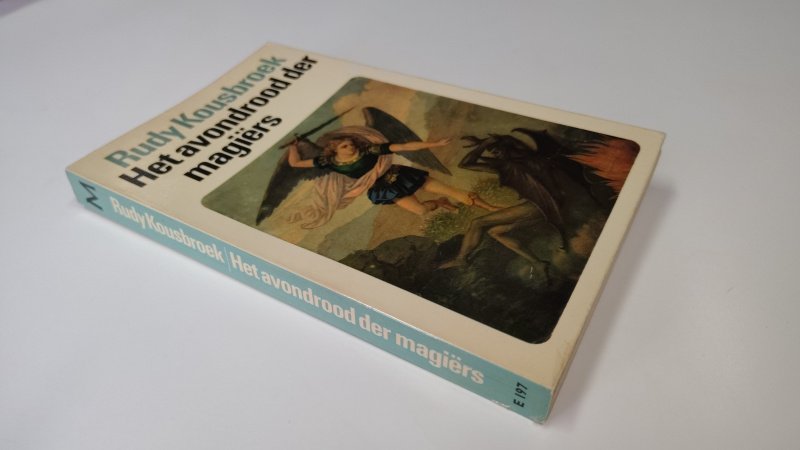 Tweedehands boek: Het avondrood der magiërs van auteur Rudy Kousbroek - Paperback met rechte rug zonder leesvouwen. Kaft verkleurd en lichte slijtage randen kaft. Binnenwerk onbeschreven en netjes.