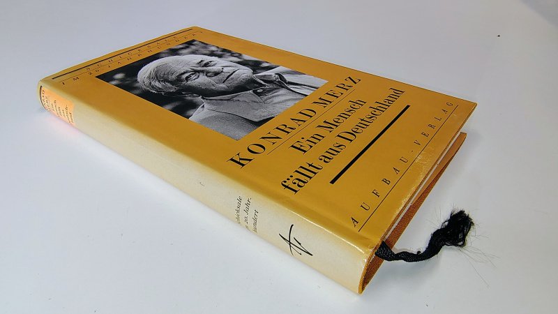 Tweedehands boek: Ein Mensch fällt aus Deutschland van auteur Konrad Merz - Hardcover mit Schutzumschlag und Leseband. Schutzumschlag an der Rückenpartie vergilbt. Leichte Gebrauchsspuren an den Umschlagrändern. Name vorne eingetragen, ansonsten unbeschrieben und gepflegt.