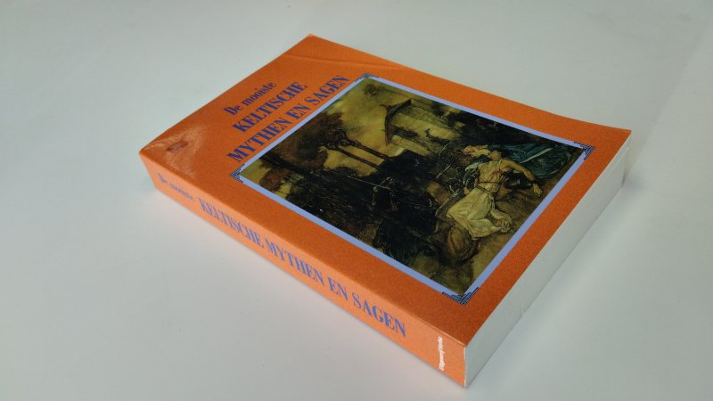 Tweedehands boek: De mooiste Keltische mythen en sagen van auteur Guus Houtzager - Nederlandstalige paperback; kaft lichte gebruikssporen (kleine vlek op voorzijde en vouw), pagina’s schoon en netjes.