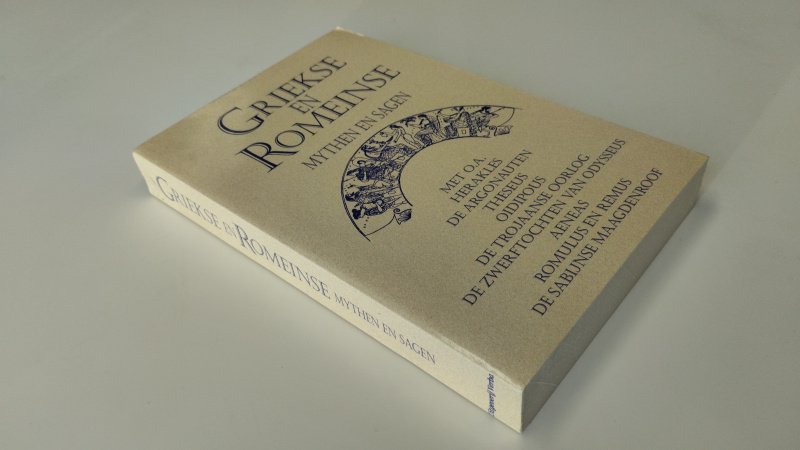 Tweedehands boek: Griekse en Romeinse mythen en sagen van auteur Merit Roodbeen - Nederlandstalige paperback; kaft lichte gebruikssporen en verkleuring, pagina’s netjes en schoon.
