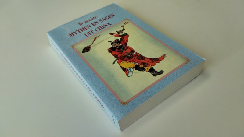 Tweedehands boek: Mythen en sagen uit China van auteur Diverse auteurs - Nederlandstalige paperback; kaft lichte gebruikssporen, vouw achterkant kaft hoek, pagina’s netjes en schoon. In goede staat